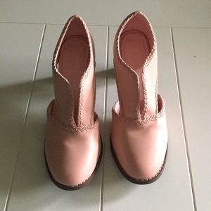 Light pink cut out bootie.